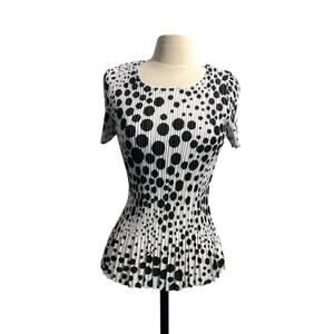 LEO AND UGO PARIS  Black and White Accordian  Pleated Short Sleeve Top Small